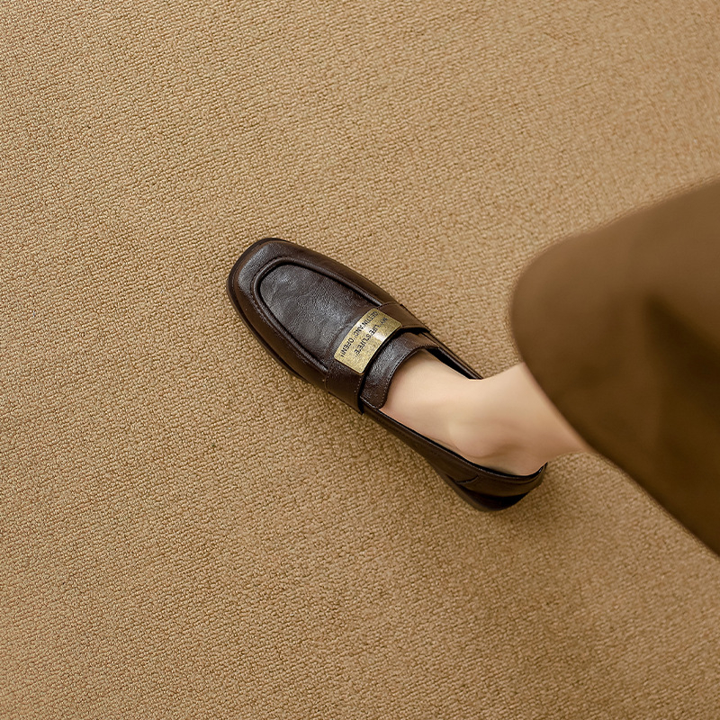 Loafers s kvadratnim vrhom, gornji dio od mikrovlakna, gumena potplat, niski pet 1–3 cm, ulošak od mikrovlaknaste kože