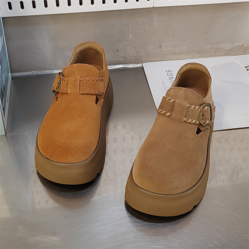 Ženske mokasine s Velcro, okrugli vrh, gornji dio od kravlje veluru, srednji pet 3-6 cm, gumeni potplat