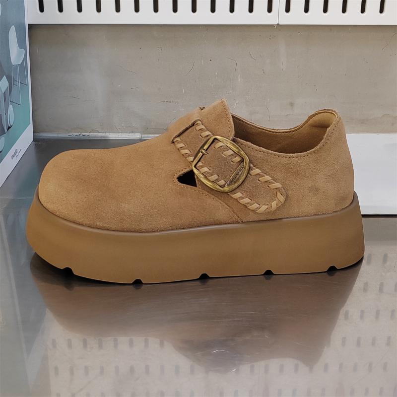 Ženske mokasine s Velcro, okrugli vrh, gornji dio od kravlje veluru, srednji pet 3-6 cm, gumeni potplat