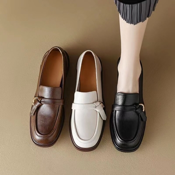 Loafers s okruglim vrhom, gornji dio od prve sloje teleće kože, PU uložak, gumeni potplat, niski vrh