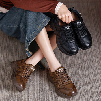 Ženske casual cipele s okruglim vrhom, gornji dio od kože prve sloje, vezice sprijeda, srednje visoka peta 3–5 cm