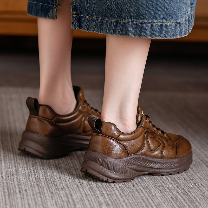 Ženske casual cipele s okruglim vrhom, gornji dio od kože prve sloje, vezice sprijeda, srednje visoka peta 3–5 cm