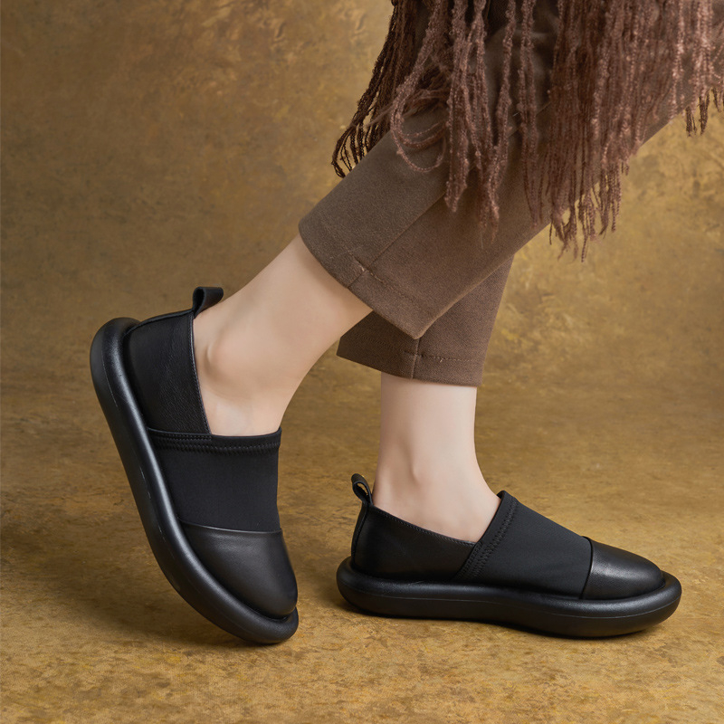 Ravne slip-on cipele, britanski stil; okrugli vrh; gornji dio: koža prvog sloja; niski debeli potpetica 1–3 cm; đon: guma.