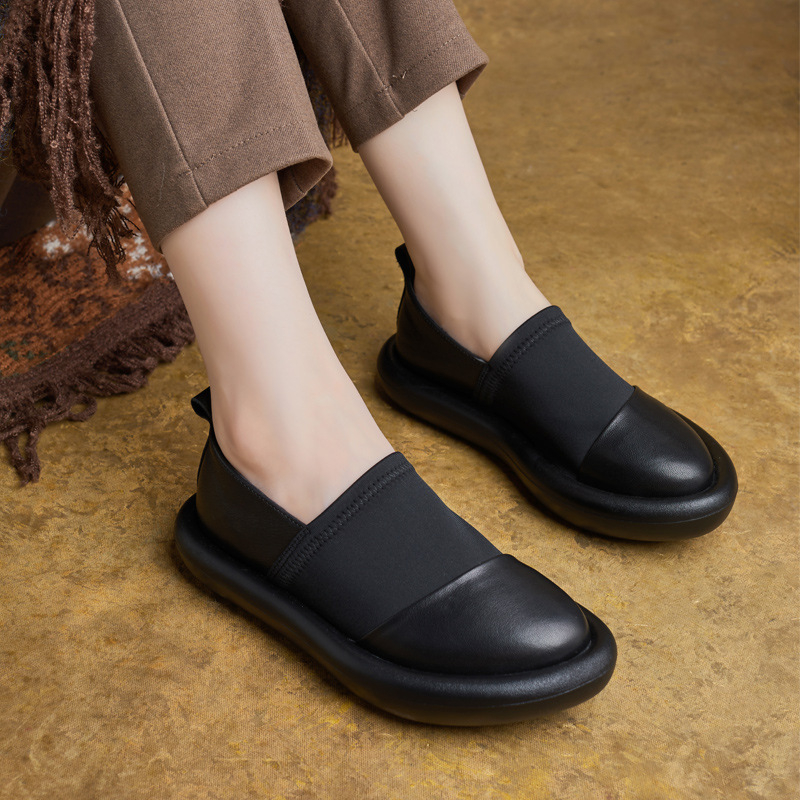 Ravne slip-on cipele, britanski stil; okrugli vrh; gornji dio: koža prvog sloja; niski debeli potpetica 1–3 cm; đon: guma.