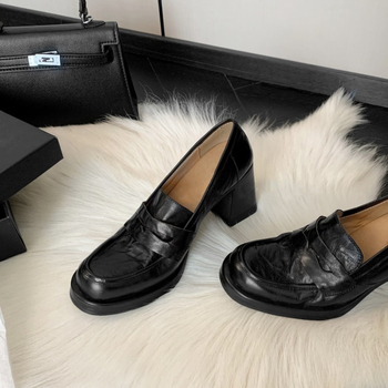 Ženske kožne slip-on loaferice s kružnim nosom, dubok otvor, gornji dio od kože split bivolinske, debeli potpetica 6–8 cm, niski vrh, gumena potplat