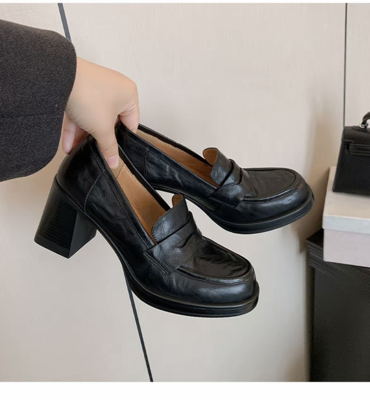 Ženske kožne slip-on loaferice s kružnim nosom, dubok otvor, gornji dio od kože split bivolinske, debeli potpetica 6–8 cm, niski vrh, gumena potplat