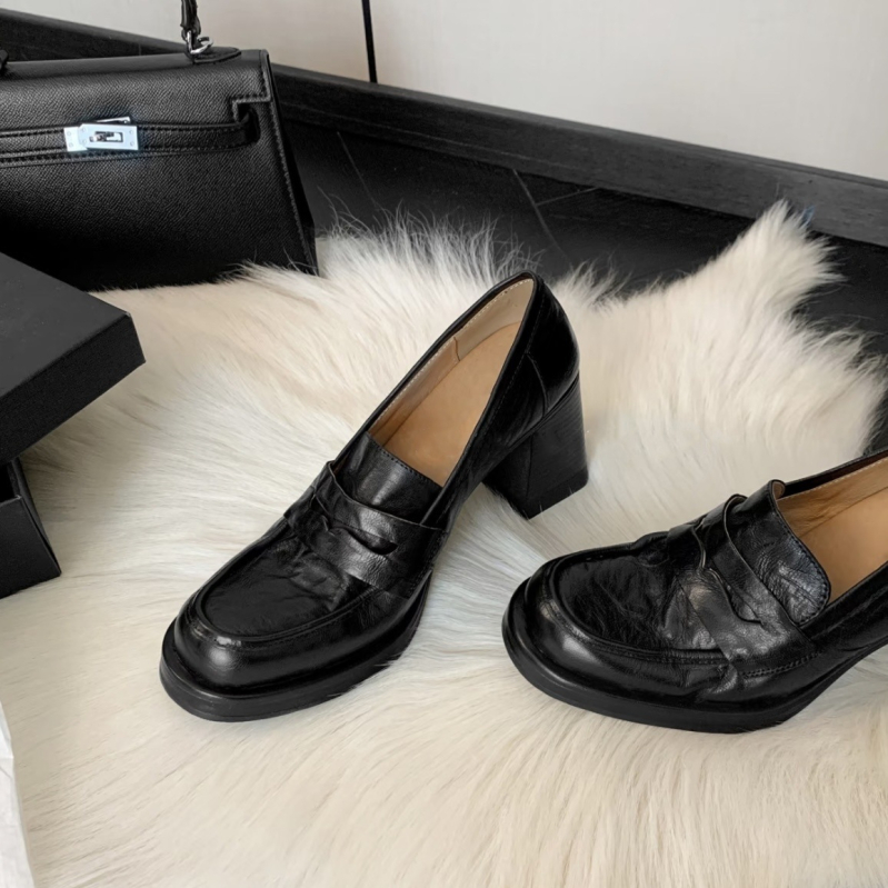 Ženske kožne slip-on loaferice s kružnim nosom, dubok otvor, gornji dio od kože split bivolinske, debeli potpetica 6–8 cm, niski vrh, gumena potplat