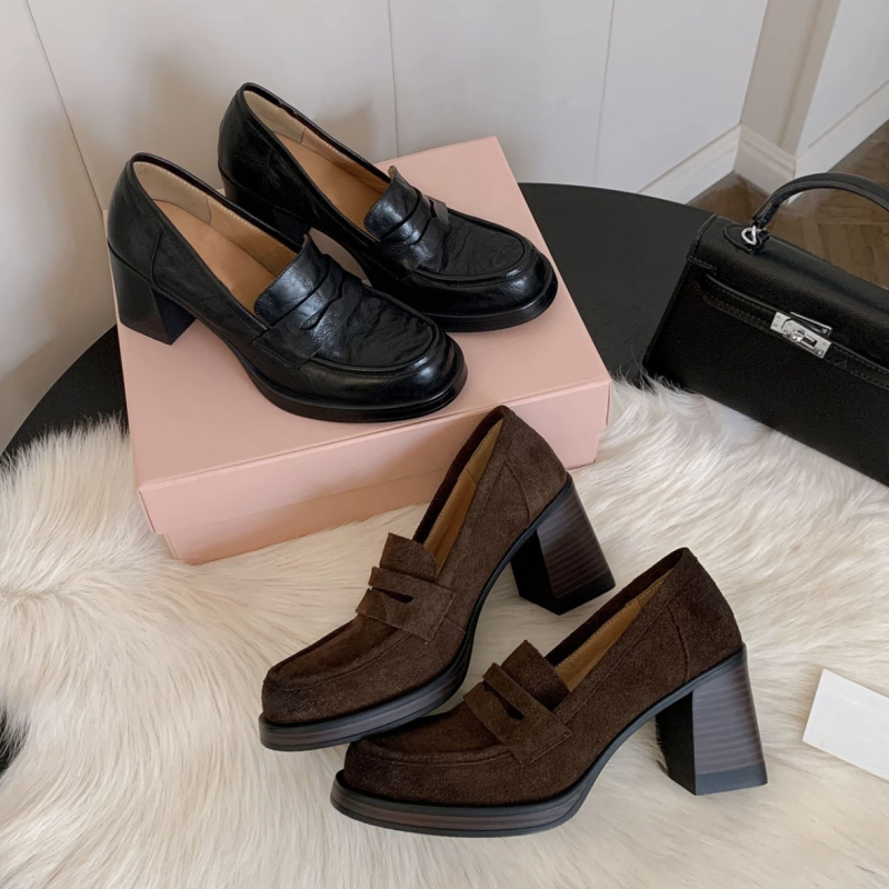 Ženske kožne slip-on loaferice s kružnim nosom, dubok otvor, gornji dio od kože split bivolinske, debeli potpetica 6–8 cm, niski vrh, gumena potplat