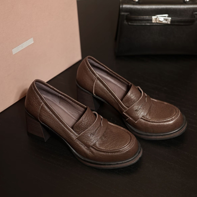 Ženske kožne slip-on loaferice s kružnim nosom, dubok otvor, gornji dio od kože split bivolinske, debeli potpetica 6–8 cm, niski vrh, gumena potplat