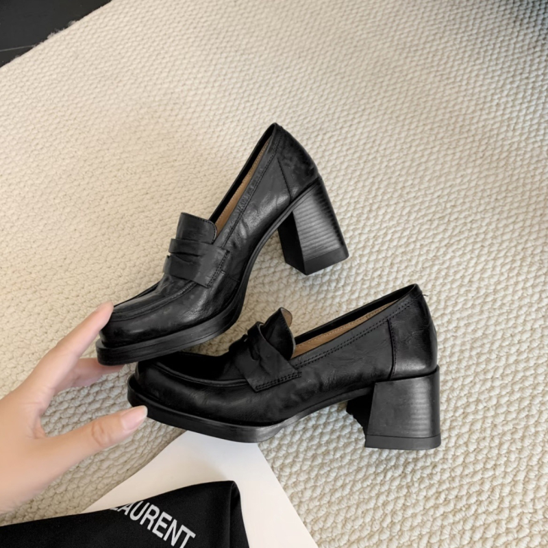 Ženske kožne slip-on loaferice s kružnim nosom, dubok otvor, gornji dio od kože split bivolinske, debeli potpetica 6–8 cm, niski vrh, gumena potplat