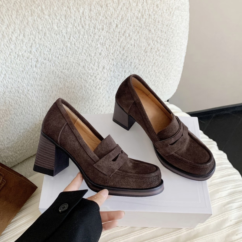 Ženske kožne slip-on loaferice s kružnim nosom, dubok otvor, gornji dio od kože split bivolinske, debeli potpetica 6–8 cm, niski vrh, gumena potplat