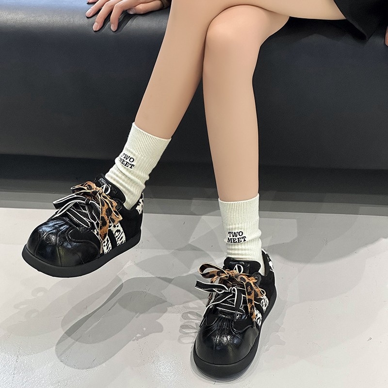 Дамски ежедневни обувки на равна подметка, велурена горна част, с връзки, нисък ток 1–3 см, гумирана подметка