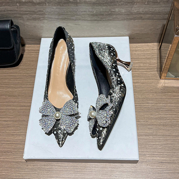 Женски сатенени обувки на висок ток със заострен нос, корейски стил, 6-8 см ток, абстрактен модел