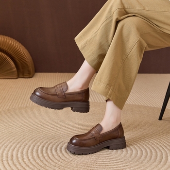 Loafers od prve slojevite kože; okrugli vrh; debeli pet 3–5 cm; gumeni potplat; ulošak od prave kože