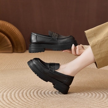 Loafers od prve slojevite kože; okrugli vrh; debeli pet 3–5 cm; gumeni potplat; ulošak od prave kože