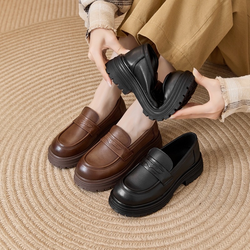 Loafers od prve slojevite kože; okrugli vrh; debeli pet 3–5 cm; gumeni potplat; ulošak od prave kože