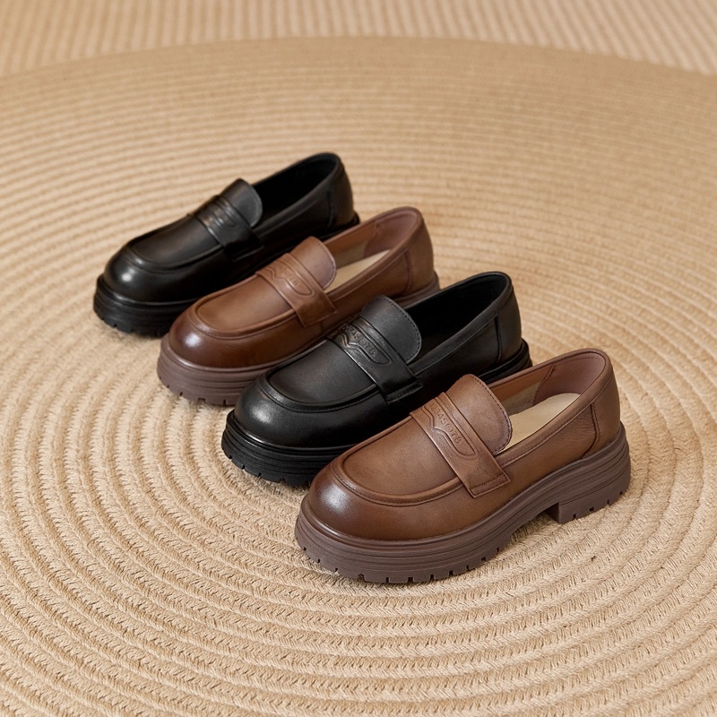 Loafers od prve slojevite kože; okrugli vrh; debeli pet 3–5 cm; gumeni potplat; ulošak od prave kože