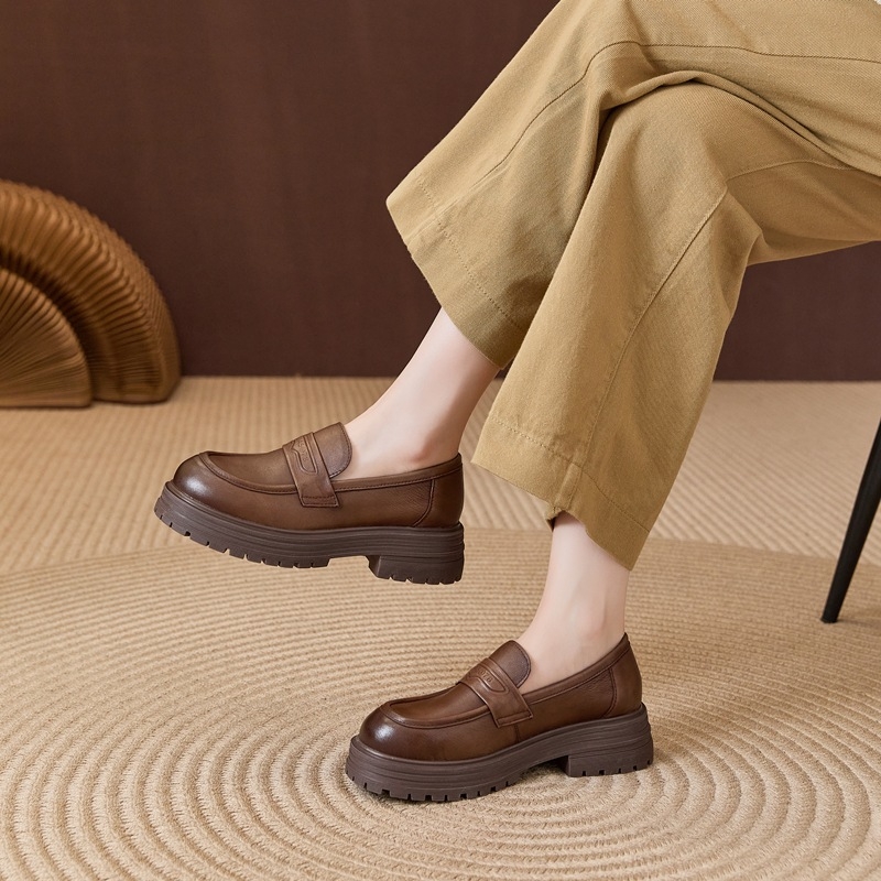 Loafers od prve slojevite kože; okrugli vrh; debeli pet 3–5 cm; gumeni potplat; ulošak od prave kože