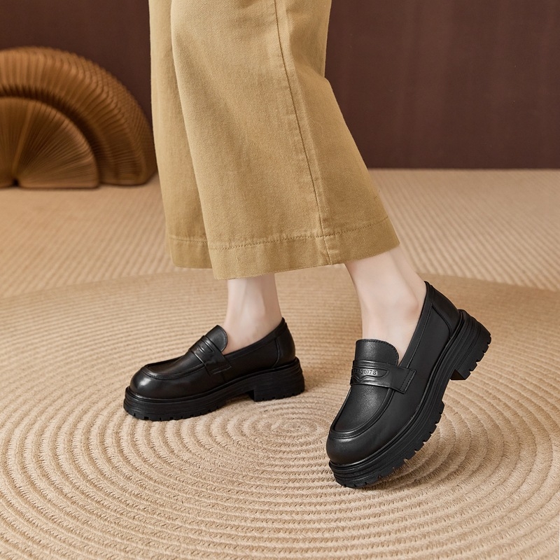 Loafers od prve slojevite kože; okrugli vrh; debeli pet 3–5 cm; gumeni potplat; ulošak od prave kože
