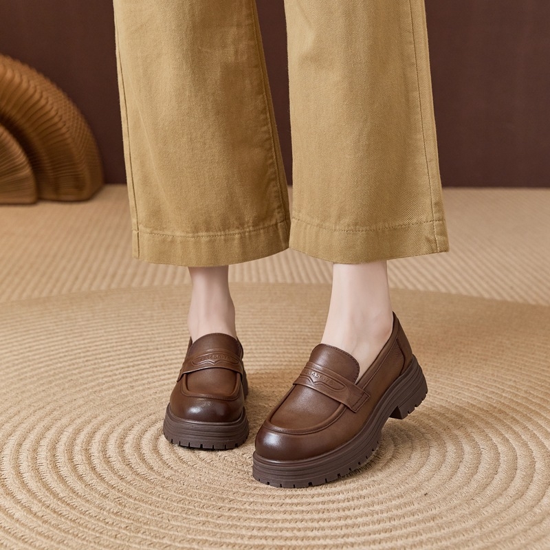 Loafers od prve slojevite kože; okrugli vrh; debeli pet 3–5 cm; gumeni potplat; ulošak od prave kože