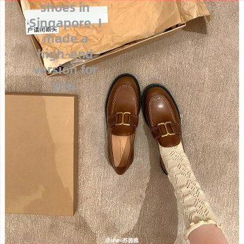 Dámske loafers s kruhovým nosom, vrchný materiál z mikrovlákna, vnútorná stielka z prírodnej kože, gumová podrážka, nízka výška otvoru, 3–5 cm podpätok, bežné denné nosenie.