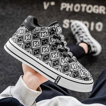 Muške visoke tenisice od platna, prozračna mrežasta podstava, zaobljeni nos, Totem uzorak, PVC injektirana potplat