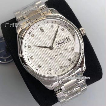 Pánske automatické mechanické hodinky s kalendárom a zobrazením dňa v týždni; ciferník 39 mm so safírovým sklíčkom; puzdro a nerezový náramok; pohon Seagull 2892; vodotesnosť 100 m