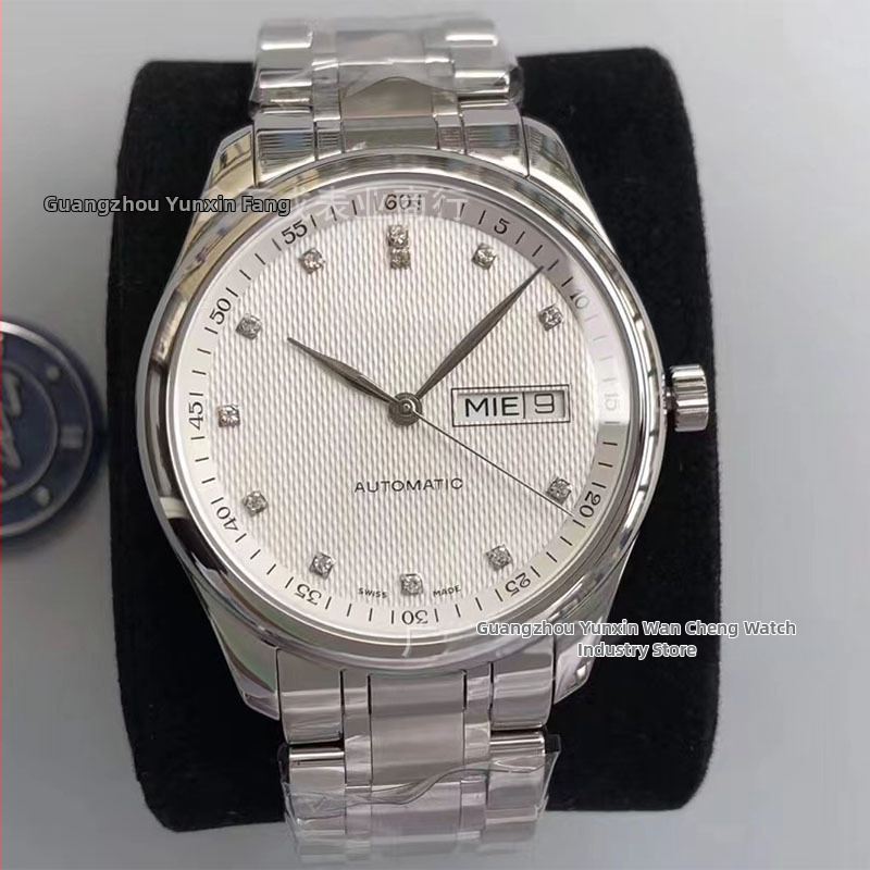 Pánske automatické mechanické hodinky s kalendárom a zobrazením dňa v týždni; ciferník 39 mm so safírovým sklíčkom; puzdro a nerezový náramok; pohon Seagull 2892; vodotesnosť 100 m