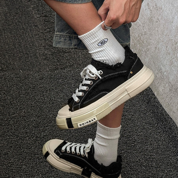 Unisex tenisky s nízkym vrchným dielom, hrubou podrážkou, zmesovým horným materiálom, gumovou podrážkou a šnúrkami