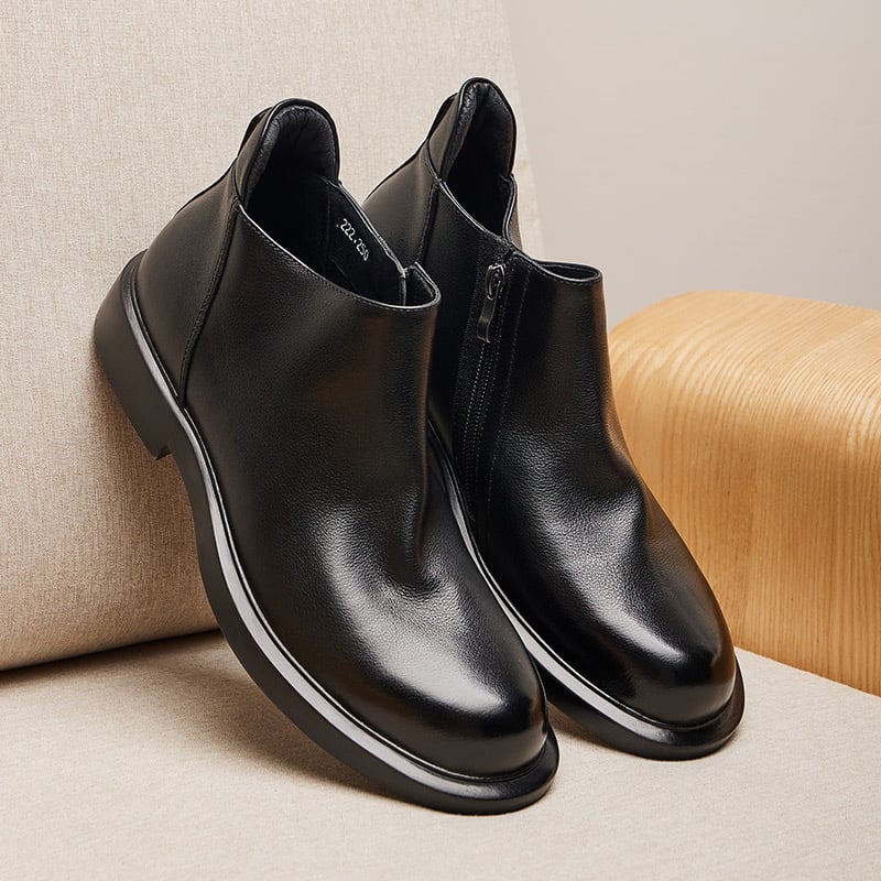 Chelsea vīriešu ādas zābaki - augšējā daļa no pirmās kārtas liellādas ādas, gumijas zole, apaļa purngala, sānos aizdares rāvējslēdzējs, vidēja augstuma zābaki