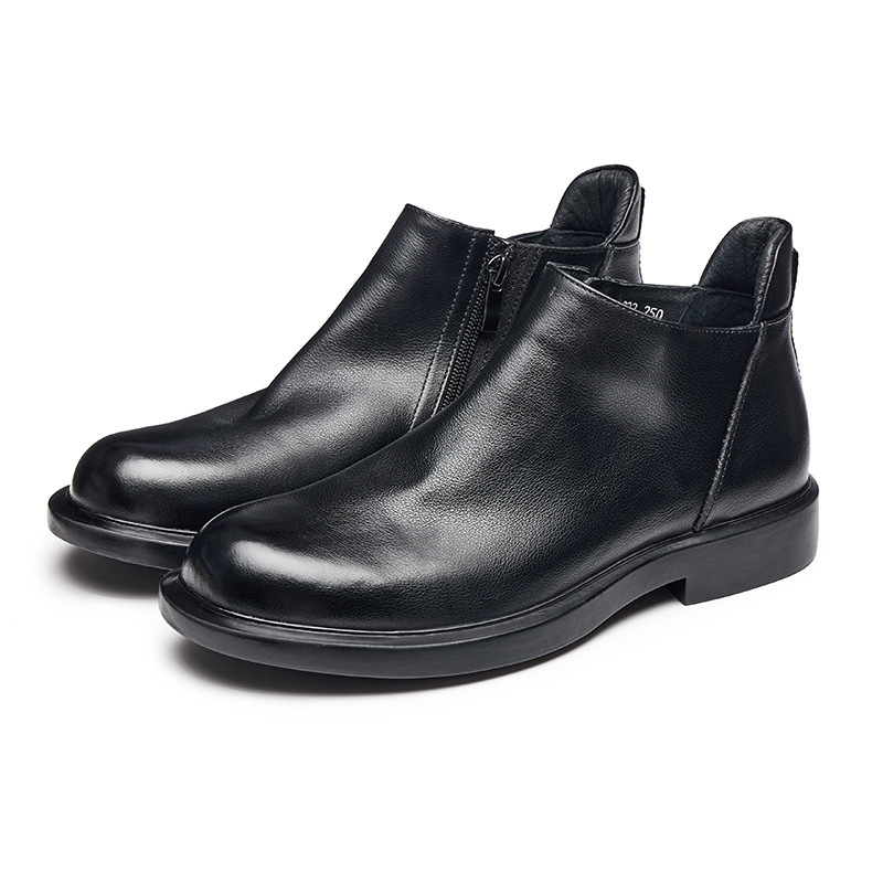 Chelsea vīriešu ādas zābaki - augšējā daļa no pirmās kārtas liellādas ādas, gumijas zole, apaļa purngala, sānos aizdares rāvējslēdzējs, vidēja augstuma zābaki