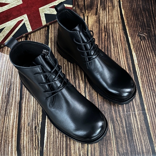 Martin bakancs férfiaknak - felső rész ló bőrből; talp valódi bőrből; Goodyear talp; kerek orr; sarokmagasság 3-5 cm