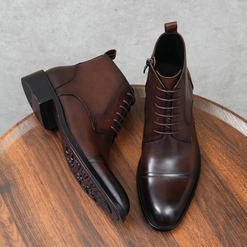 Férfi Martin csizmák – első osztályú marhabőrből, hegyes orr, alacsony sarkú 1–3 cm, rövid csizmaszár, belső bélés sertésbőrből