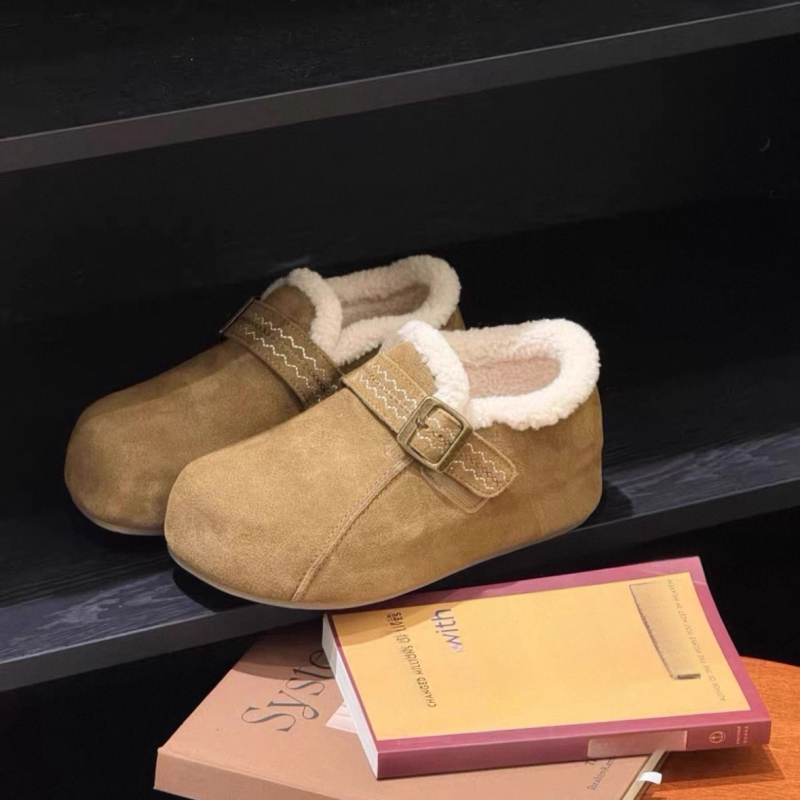 Loafers od velura s kopčom za zatvaranje, skrivena visina 3–5 cm, unutarnja podstava od umjetne dlake, gumeni potplat