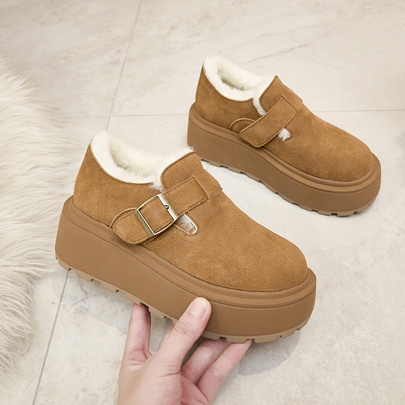 Ženske cipele s debelim potplatom od nubuk kože, podstava od fleece-a, potplat PU+guma, kopčanje na Velcro traku, visina potpetice 6–8 cm