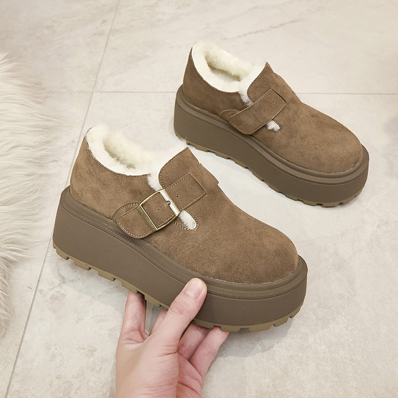 Ženske cipele s debelim potplatom od nubuk kože, podstava od fleece-a, potplat PU+guma, kopčanje na Velcro traku, visina potpetice 6–8 cm