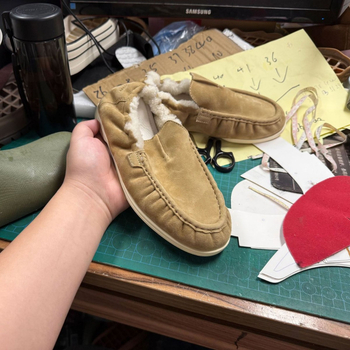 Loafers pentru femei – exterior velur, căptușeală din lână de miel, închidere frontală cu șiret, vârf rotund, talpă din cauciuc, Iarna 2025