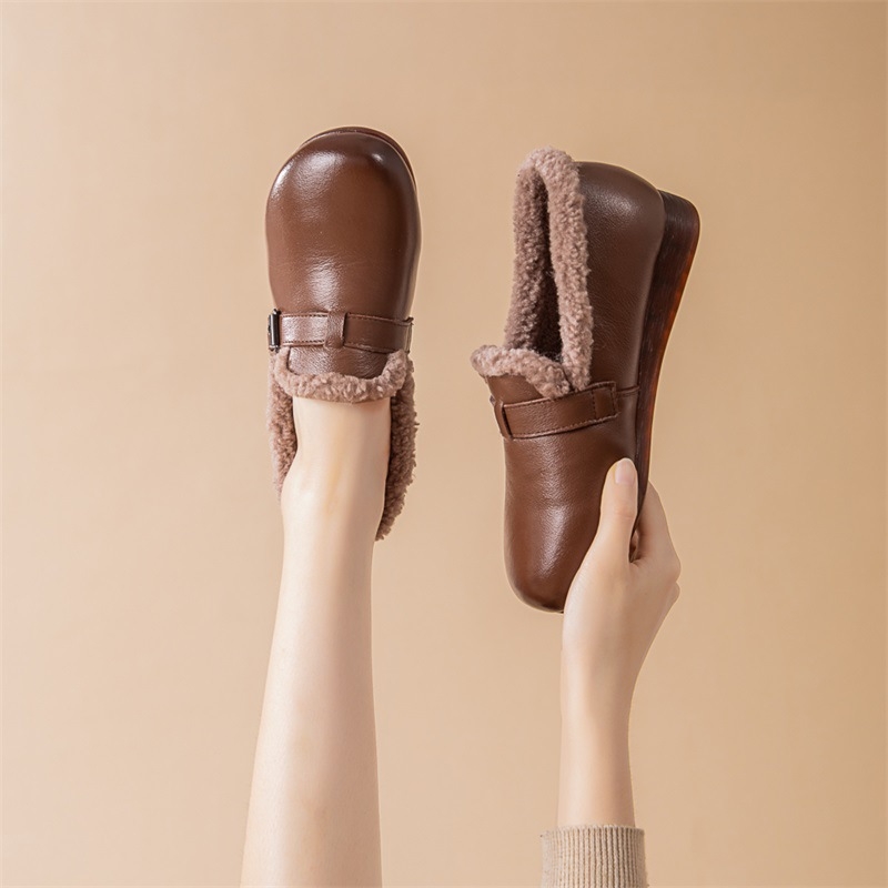 Ženske zimske slip-on loaferice – gornji dio od kože goveda, podstava od vune, uložak od ovčje vune, potplat od šlachte govedjeg