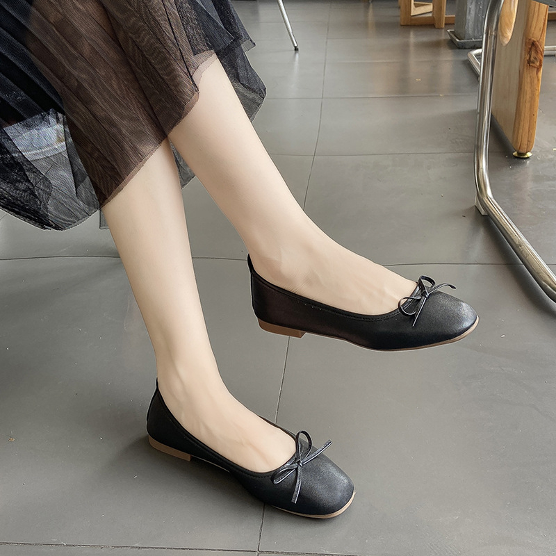 Ženske mokasine s kvadratnim vrhom, gornji dio od mikrovlaknaste kože, niski potplat 1–3 cm, slip-on