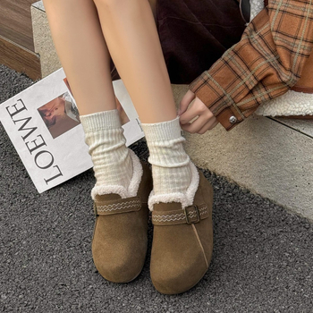 Pantofi damă cu talpă groasă și creștere a înălțimii interioare (3–5 cm), căptușeală pufoasă, partea superioară din piele naturală, talpă din cauciuc, vârf rotund