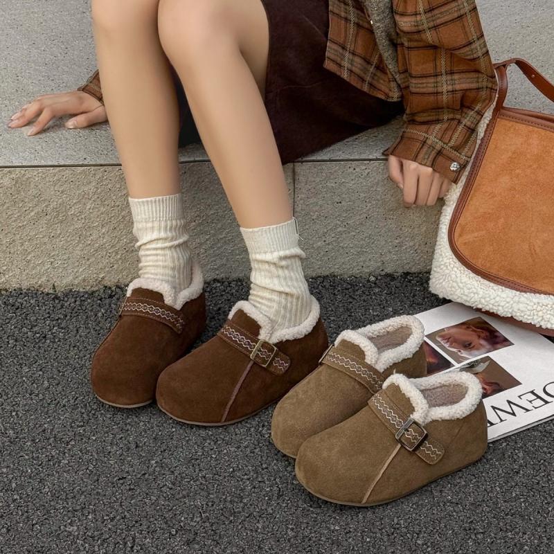 Pantofi damă cu talpă groasă și creștere a înălțimii interioare (3–5 cm), căptușeală pufoasă, partea superioară din piele naturală, talpă din cauciuc, vârf rotund