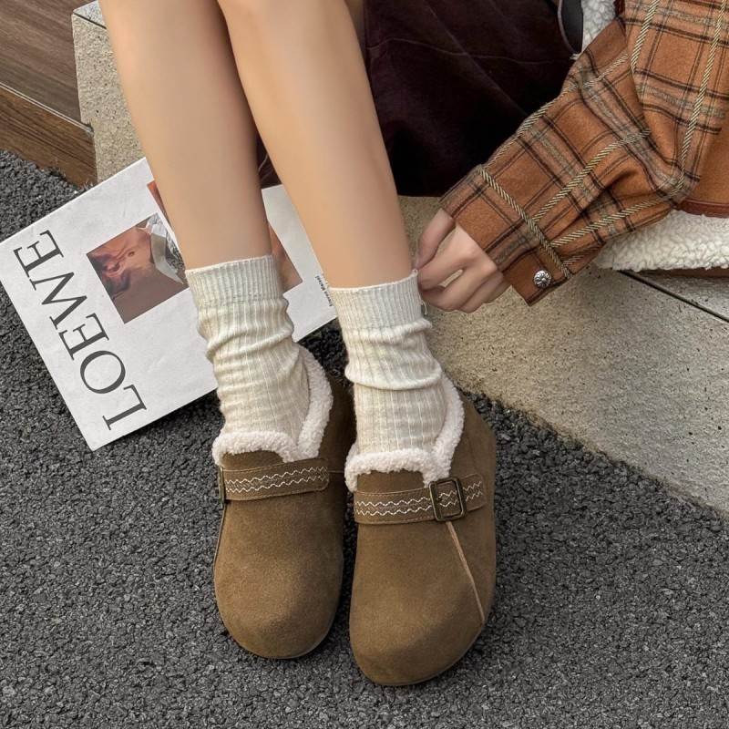 Pantofi damă cu talpă groasă și creștere a înălțimii interioare (3–5 cm), căptușeală pufoasă, partea superioară din piele naturală, talpă din cauciuc, vârf rotund