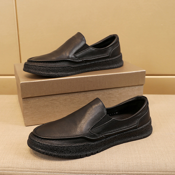 Muški slip-on loaferi - gornji dio od prave kože, okrugla vrh, gumeni potplat, minimalistički dizajn