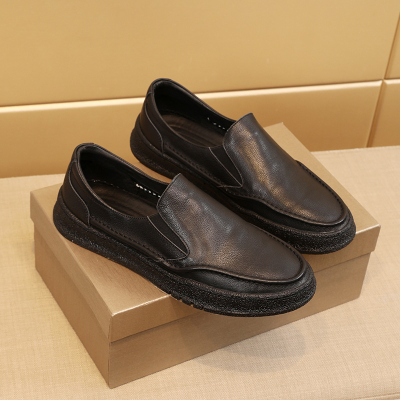 Muški slip-on loaferi - gornji dio od prave kože, okrugla vrh, gumeni potplat, minimalistički dizajn