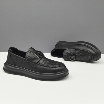 Muške slip-on cipele, prozračne gornja strana od kože koze prve sloje, podstava od ovčje kože, uloška od prve plasti svinjske kože, gumena pjena potplat, okrugli nos, srednja visina pete 3-5 cm