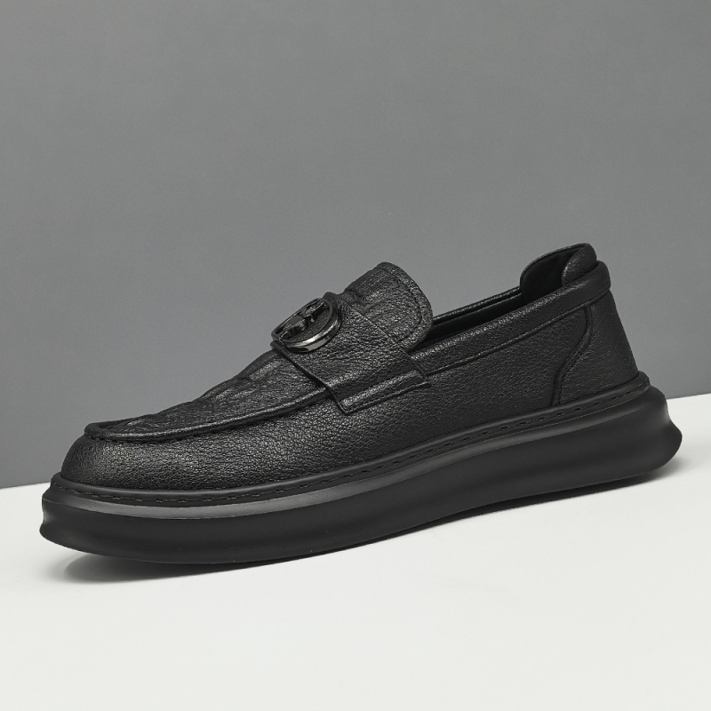Muške slip-on cipele, prozračne gornja strana od kože koze prve sloje, podstava od ovčje kože, uloška od prve plasti svinjske kože, gumena pjena potplat, okrugli nos, srednja visina pete 3-5 cm
