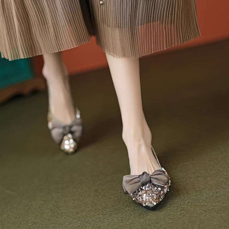 Női hegyesorrú lapos cipő PU felsőrésszel, gumi talppal, négyszögletes sarok (>8 cm)