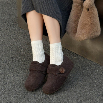 Ženske slip-on mokasine s vunenim gornjim dijelom i veluru unutrašnjom, okrugli vrh, niski gornji dio, debeli gumeni potplat, visina pete 3–5 cm, svakodnevna zimska obuća