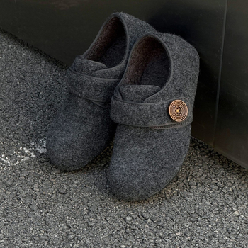 Ženske slip-on mokasine s vunenim gornjim dijelom i veluru unutrašnjom, okrugli vrh, niski gornji dio, debeli gumeni potplat, visina pete 3–5 cm, svakodnevna zimska obuća