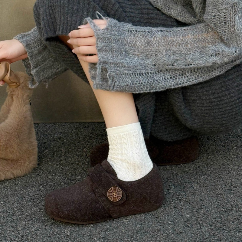 Ženske slip-on mokasine s vunenim gornjim dijelom i veluru unutrašnjom, okrugli vrh, niski gornji dio, debeli gumeni potplat, visina pete 3–5 cm, svakodnevna zimska obuća
